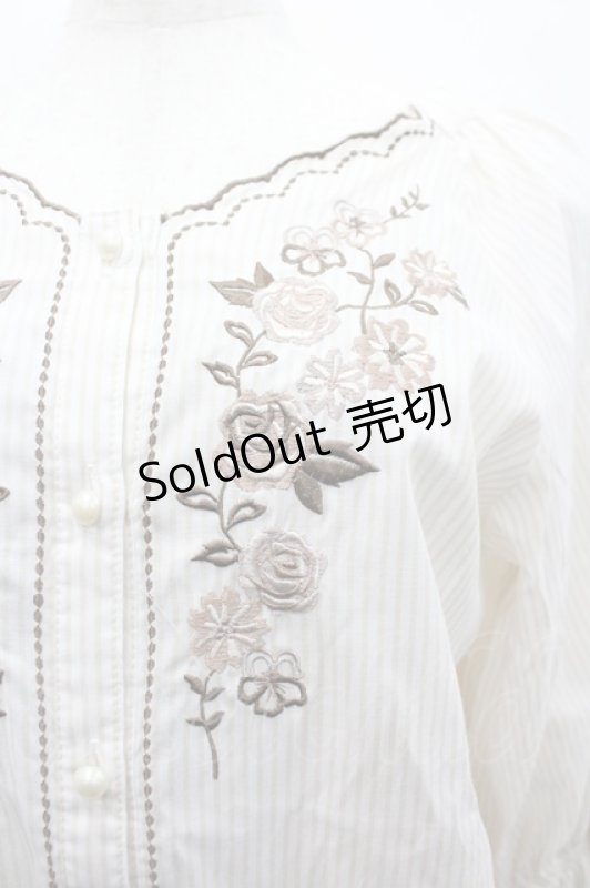 画像3: axes femme / 刺繍使いボリューム袖ブラウス  アイボリーＸ白 I-26-02-28-018-AX-BL-SA-ZI (3)