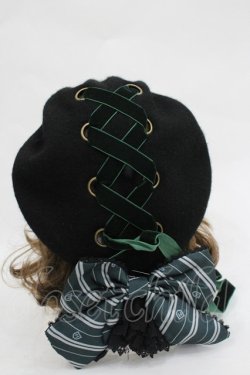 画像2: ATELIER PIERROT / ハリー・ポッター リボンブローチ付きレースアップベレー帽  スリザリン（グリーン） I-26-03-05-082-EL-AC-KB-ZI