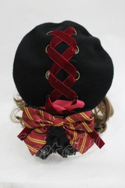 画像2: ATELIER PIERROT / ハリー・ポッター リボンブローチ付きレースアップベレー帽  グリフィンドール（レッド） I-26-03-05-083-EL-AC-KB-ZI
