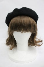 画像2: ATELIER PIERROT / ハリー・ポッターリボンブローチ付きレースアップベレー帽  レイブンクロー（ブルー） I-26-03-05-084-EL-ZA-KB-ZTK033 (2)
