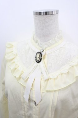 画像2: axes femme / ブローチ付きヨークレースブラウス  イエロー I-26-03-06-014-AX-BL-SA-ZI