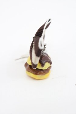 画像2: Emily Temple cute / プチシュー片耳ピアス  ブラウン I-26-03-08-069-ET-AC-SA-ZI