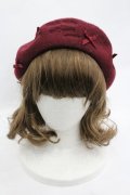 m petit by misako / サンリオキャラクターズコラボ ハローキティ バスクリボンベレー  ボルドー I-26-03-12-107-LO-AC-HR-ZI