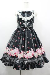 BABY,THE STARS SHINE BRIGHT / チェリーローズ柄ジャンパースカート  黒 I-26-03-14-065-BA-OP-TE-ZI