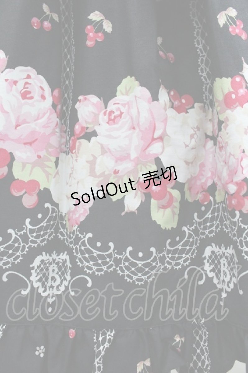 画像3: BABY,THE STARS SHINE BRIGHT / チェリーローズ柄ジャンパースカート  黒 I-26-03-14-065-BA-OP-TE-ZI (3)