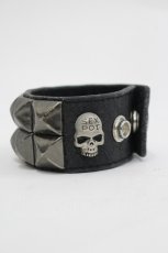 画像2: SEX POT ReVeNGe / スカルスタッズレザーバングル  黒 I-26-03-14-117-SP-AC-TE-ZI (2)