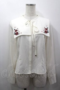 画像1: axes femme / 薔薇刺繍付け襟セットブラウス  白Ｘ赤 I-26-03-16-004-AX-BL-SA-ZI