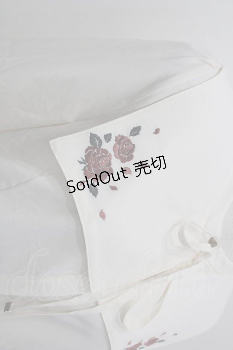 画像2: axes femme / 薔薇刺繍付け襟セットブラウス  白Ｘ赤 I-26-03-16-004-AX-BL-SA-ZI (2)