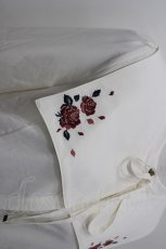 画像2: axes femme / 薔薇刺繍付け襟セットブラウス  白Ｘ赤 I-26-03-16-004-AX-BL-SA-ZI (2)