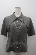 axes femme / パールチェーン半袖ブラウス  グレーＸ白 I-26-03-16-005-AX-BL-SA-ZI