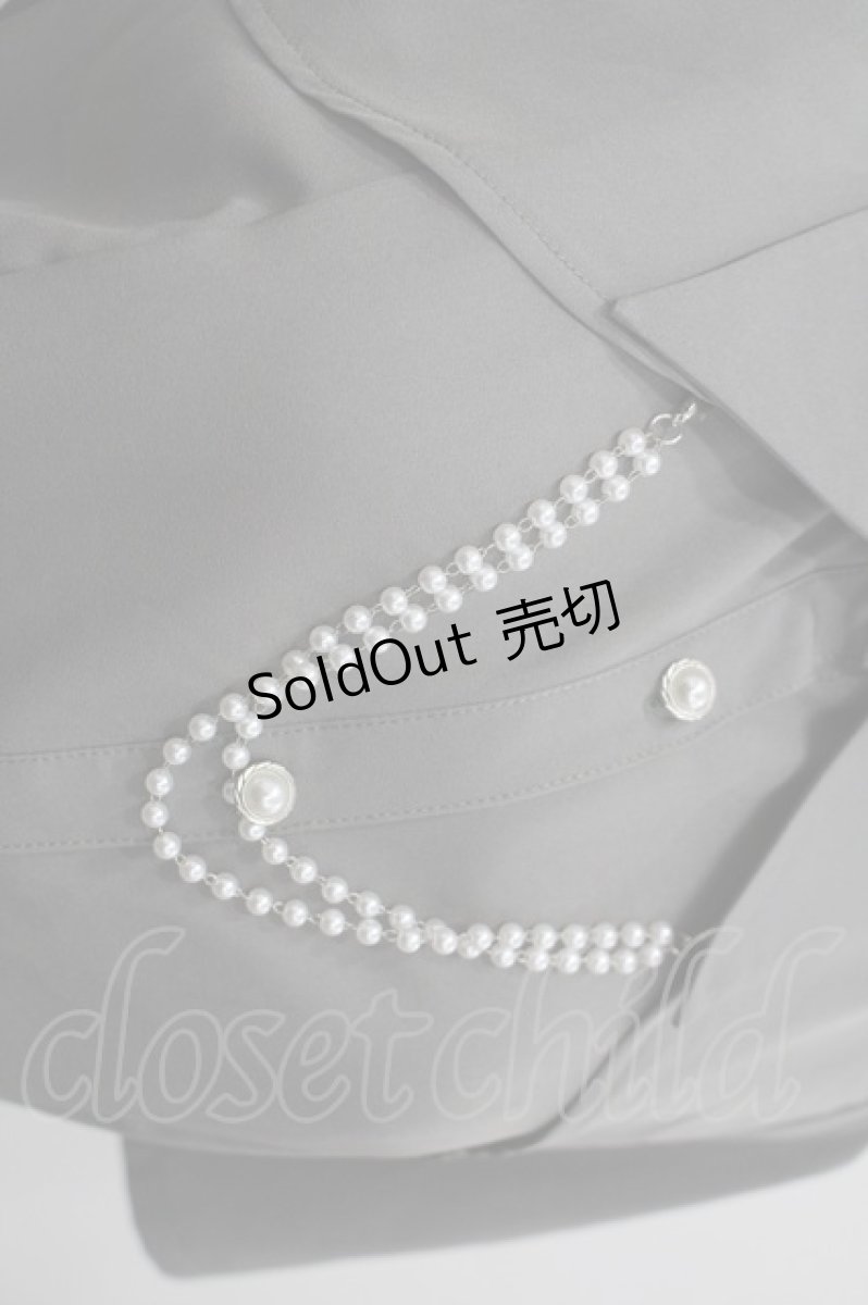 画像2: axes femme / パールチェーン半袖ブラウス  グレーＸ白 I-26-03-16-005-AX-BL-SA-ZI (2)