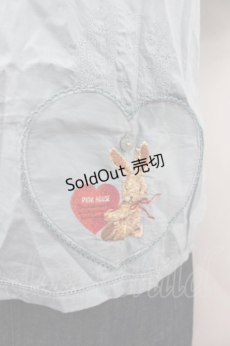 画像2: PINK HOUSE / アンジェリックラビッツ刺繍ハートポケット半袖ブラウス&総柄スカート(デニムオーバースカート付き)セットアップ  サックス I-26-03-16-055-LO-OP-SA-ZI (2)