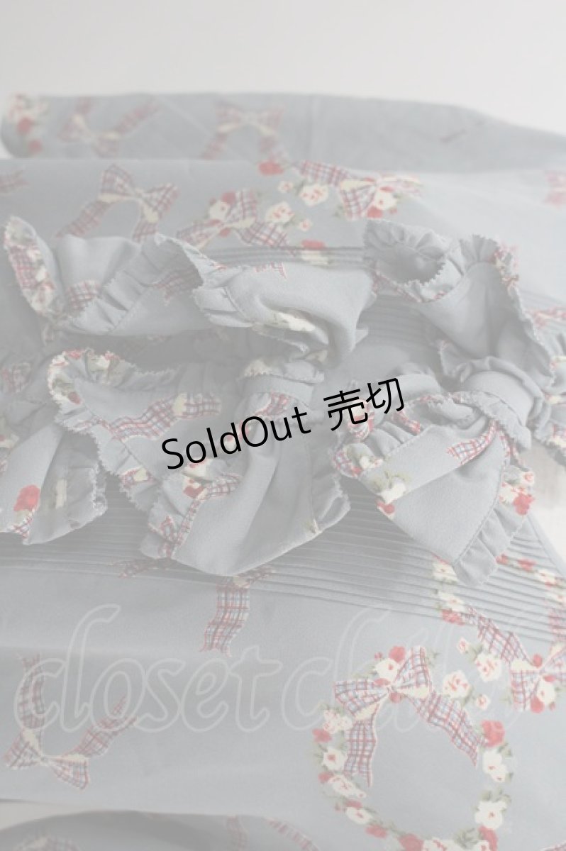 画像2: PINK HOUSE / チェックリボン&フラワーリース柄半袖ブラウス  ブルー I-26-03-16-009-LO-BL-SA-ZI (2)