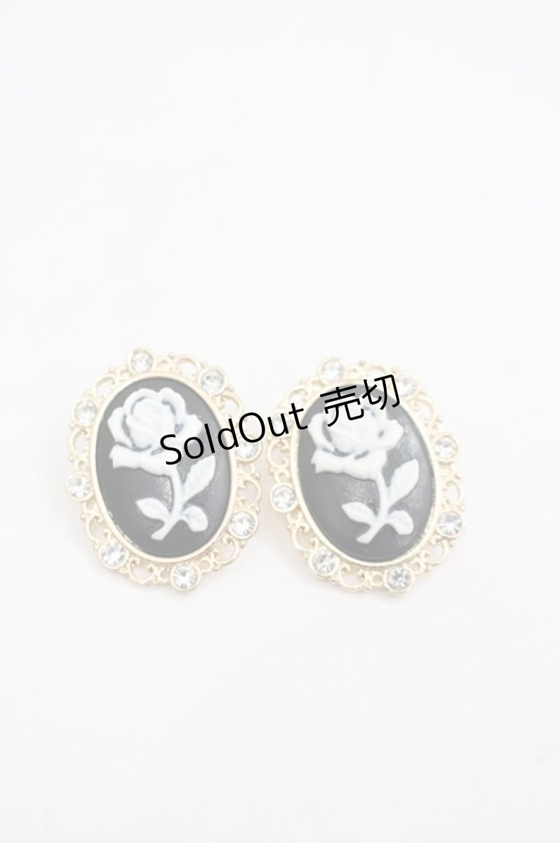 画像1: m petit by misako / カメリアイヤリング  黒Ｘ白 I-26-03-16-115-LO-AC-SA-ZI (1)