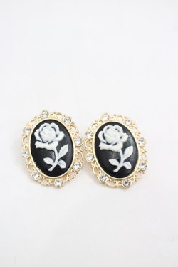 画像1: m petit by misako / カメリアイヤリング  黒Ｘ白 I-26-03-16-115-LO-AC-SA-ZI