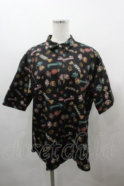 画像1: Q-pot. / シャイニーキャンディシャツ ユニセックス 黒 I-26-03-23-005-QP-BL-SA-ZI