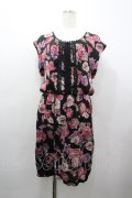 axes femme / ファーティペ付き花柄ワンピース  黒ＸピンクＸパープル I-26-03-25-059-AX-OP-SA-ZI