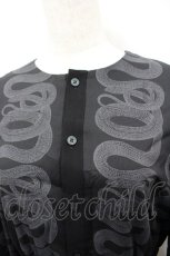 画像2: HYSTERIC GLAMOUR / SNAKE LOOP柄ギャザーワンピース  ブラック I-26-03-25-065-PU-OP-SA-ZI (2)