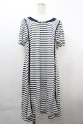 axes femme / 胸元ビジューストライプカットワンピース  黒Ｘ白 I-26-04-01-100-AX-OP-SA-ZI