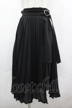 画像1: Honey Cinnamon / ハートバックルプリーツラップスカート  黒 I-26-04-03-068-LO-SK-TE-ZI