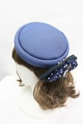 axes femme / ブローチ付カクテルハット  ブルー I-26-04-03-087-AX-TO-TE-ZI