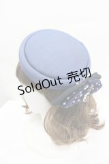 axes femme / ブローチ付カクテルハット  ブルー I-26-04-03-087-AX-TO-TE-ZI