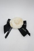 INGEBORG / カメリアリボンコサージュ  白×黒 I-26-04-06-119-LO-ZA-TE-ZI
