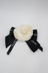 INGEBORG / カメリアリボンコサージュ  白×黒 I-26-04-06-119-LO-ZA-TE-ZI