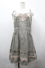 画像1: axes femme / レースフリルキャミワンピース  カーキＸベージュ I-26-04-10-059-AX-OP-SA-ZI (1)