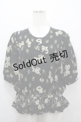 KANEKO ISAO / ブローチ&鈴蘭ブーケ半袖ブラウス  黒 I-26-04-12-005-EL-BL-SA-ZI