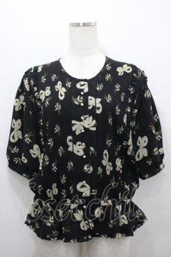画像1: KANEKO ISAO / ブローチ&鈴蘭ブーケ半袖ブラウス  黒 I-26-04-12-005-EL-BL-SA-ZI