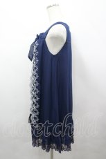 画像2: axes femme / スカラップ刺繍シフォンプリーツワンピース M 紺 I-26-04-19-075-AX-OP-TE-ZI (2)