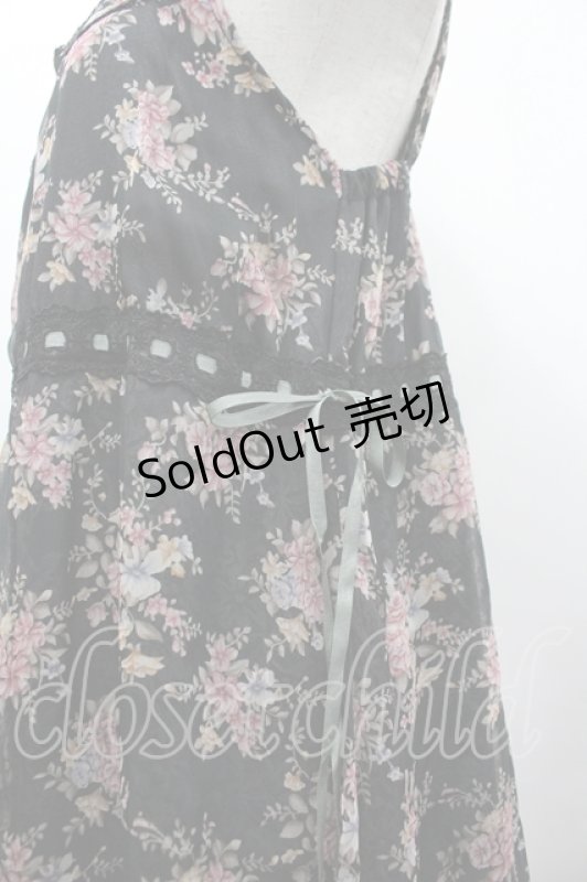 画像3: axes femme / フラワーブーケシフォンプリントジャンパースカート M 黒 I-26-04-19-079-AX-OP-TE-ZI (3)