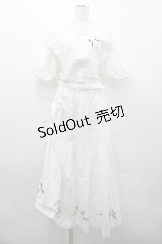 画像1: KANEKO ISAO / カメリア刺繍前開き半袖ワンピース  白 I-26-04-22-071-EL-OP-TE-ZI (1)