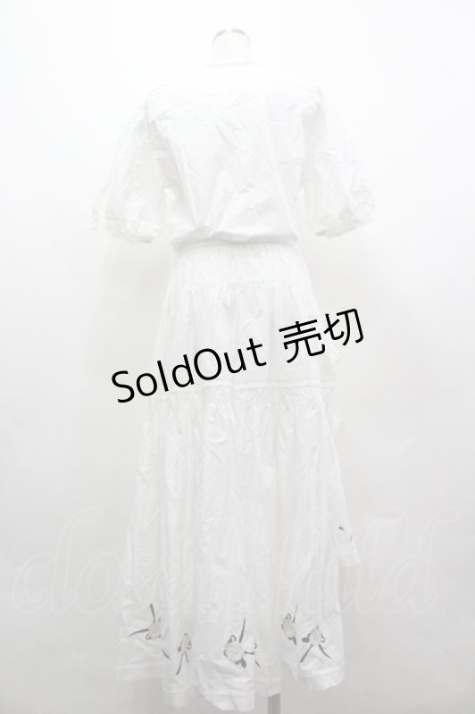 画像2: KANEKO ISAO / カメリア刺繍前開き半袖ワンピース  白 I-26-04-22-071-EL-OP-TE-ZI (2)