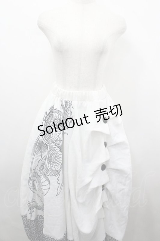 画像1: Qutie Frash / フロントボタン&龍プリントスカート  白Ｘ黒 I-26-04-24-049-QU-SK-SA-ZI (1)