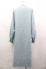 画像2: axes femme / チャイナ風装飾釦ゆったりワンピース  サックス I-26-04-26-048-AX-OP-SA-ZI (2)