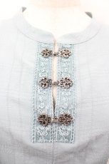 画像3: axes femme / チャイナ風装飾釦ゆったりワンピース  サックス I-26-04-26-048-AX-OP-SA-ZI (3)