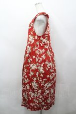 画像2: PINK HOUSE / HOME COLLECTION 苺柄エプロン  赤 I-26-04-26-070-LO-OP-TE-ZI (2)