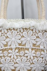 画像4: axes femme / フラワーレースストローバッグ  アイボリーＸ白 I-26-04-26-110-AX-BG-SA-ZI (4)