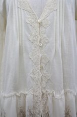 画像3: axes femme / 裾フラワー刺繍ロングカーディガン  アイボリー I-26-04-26-017-AX-TO-SA-ZI (3)