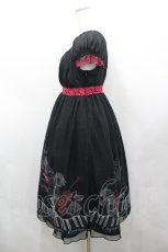 画像2: Moi-meme-Moitie / チェンバロ三重奏プリントシフォン半袖ロングOP  黒Ｘ赤 I-26-04-27-052-MO-OP-SA-ZI (2)