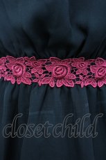 画像4: Moi-meme-Moitie / チェンバロ三重奏プリントシフォン半袖ロングOP  黒Ｘ赤 I-26-04-27-052-MO-OP-SA-ZI (4)