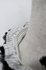 画像4: Moi-meme-Moitie / ストライプラッフルタイ付ブラウス  白Ｘ黒 I-26-04-27-006-MO-BL-SA-ZI (4)