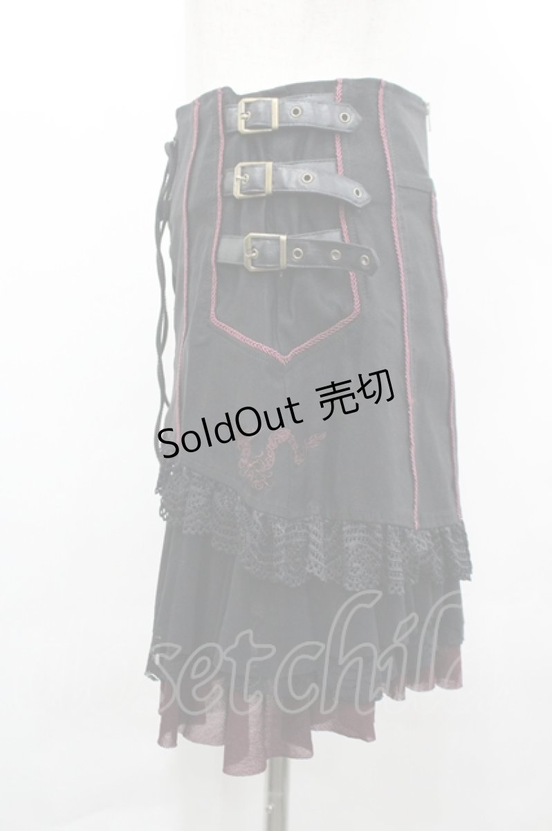 画像2: Ozz Croce / フロント編み上げサイドベルトデザインスカート  黒×赤 I-26-04-27-070-OO-SK-TE-ZI (2)