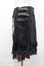 画像2: Ozz Croce / フロント編み上げサイドベルトデザインスカート  黒×赤 I-26-04-27-070-OO-SK-TE-ZI (2)