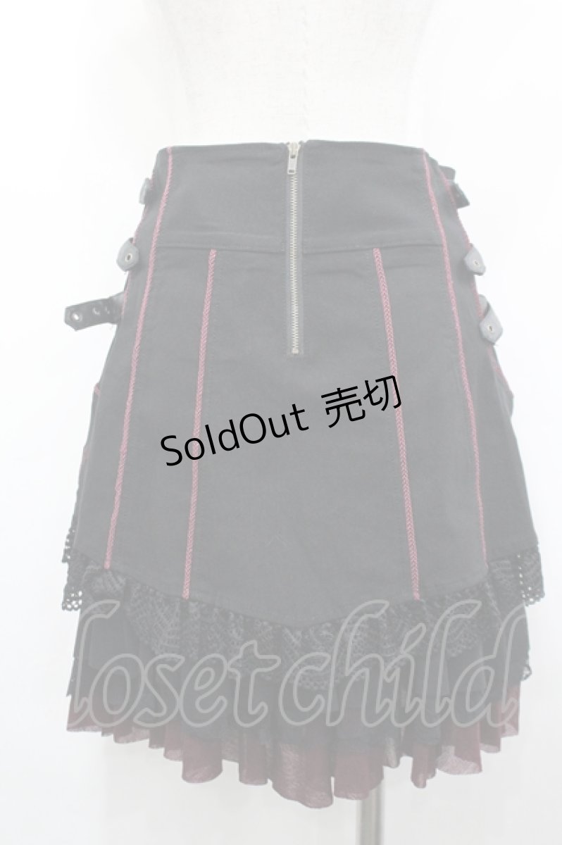 画像3: Ozz Croce / フロント編み上げサイドベルトデザインスカート  黒×赤 I-26-04-27-070-OO-SK-TE-ZI (3)