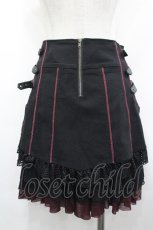 画像3: Ozz Croce / フロント編み上げサイドベルトデザインスカート  黒×赤 I-26-04-27-070-OO-SK-TE-ZI (3)