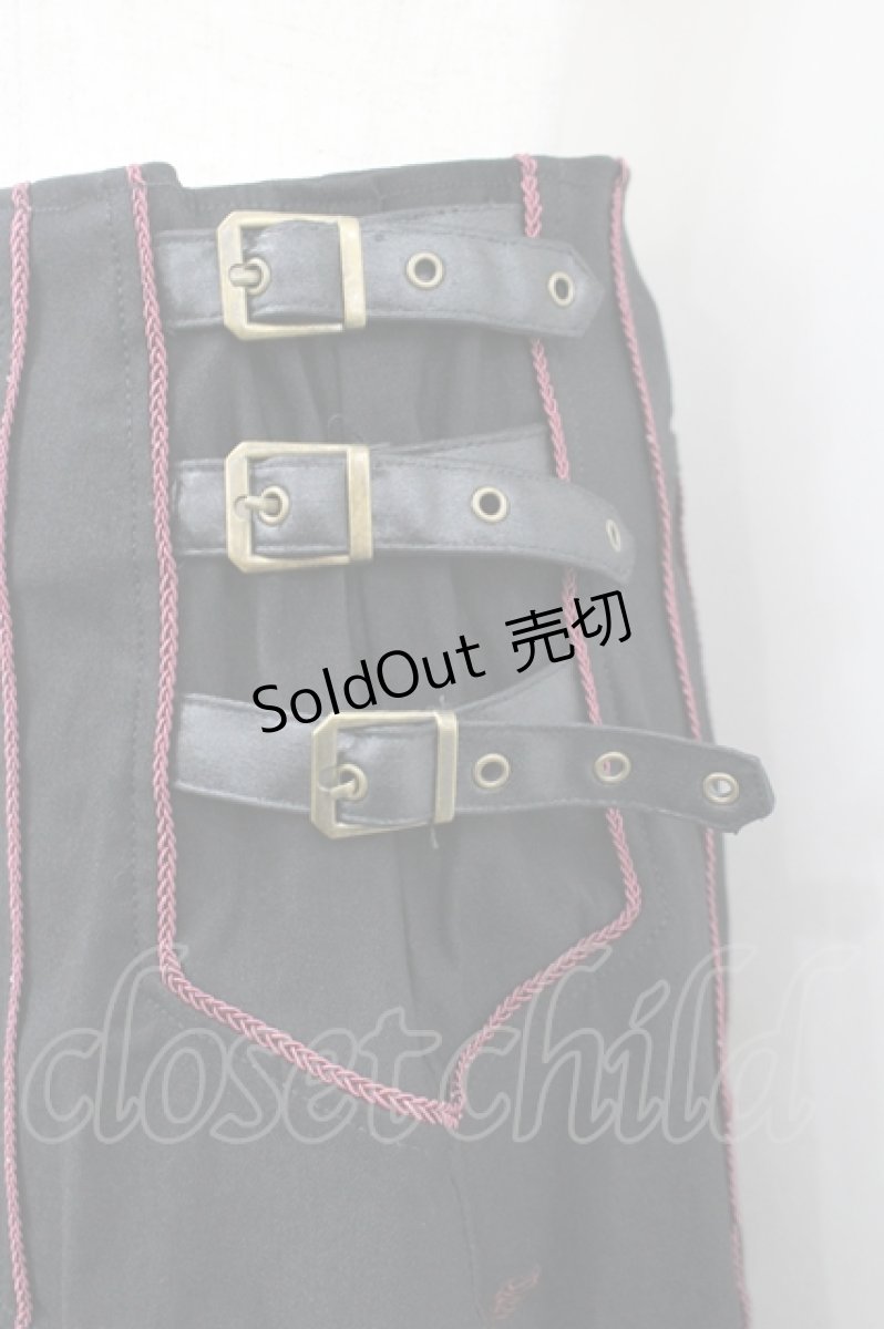 画像4: Ozz Croce / フロント編み上げサイドベルトデザインスカート  黒×赤 I-26-04-27-070-OO-SK-TE-ZI (4)