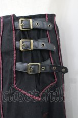 画像4: Ozz Croce / フロント編み上げサイドベルトデザインスカート  黒×赤 I-26-04-27-070-OO-SK-TE-ZI (4)